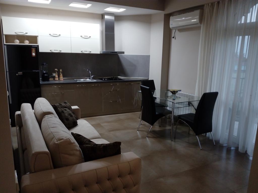 Apartment On Rustaveli 巴统 外观 照片
