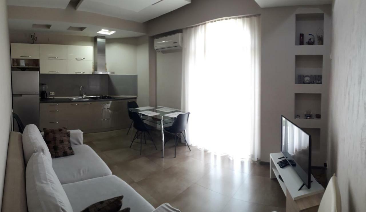 Apartment On Rustaveli 巴统 外观 照片